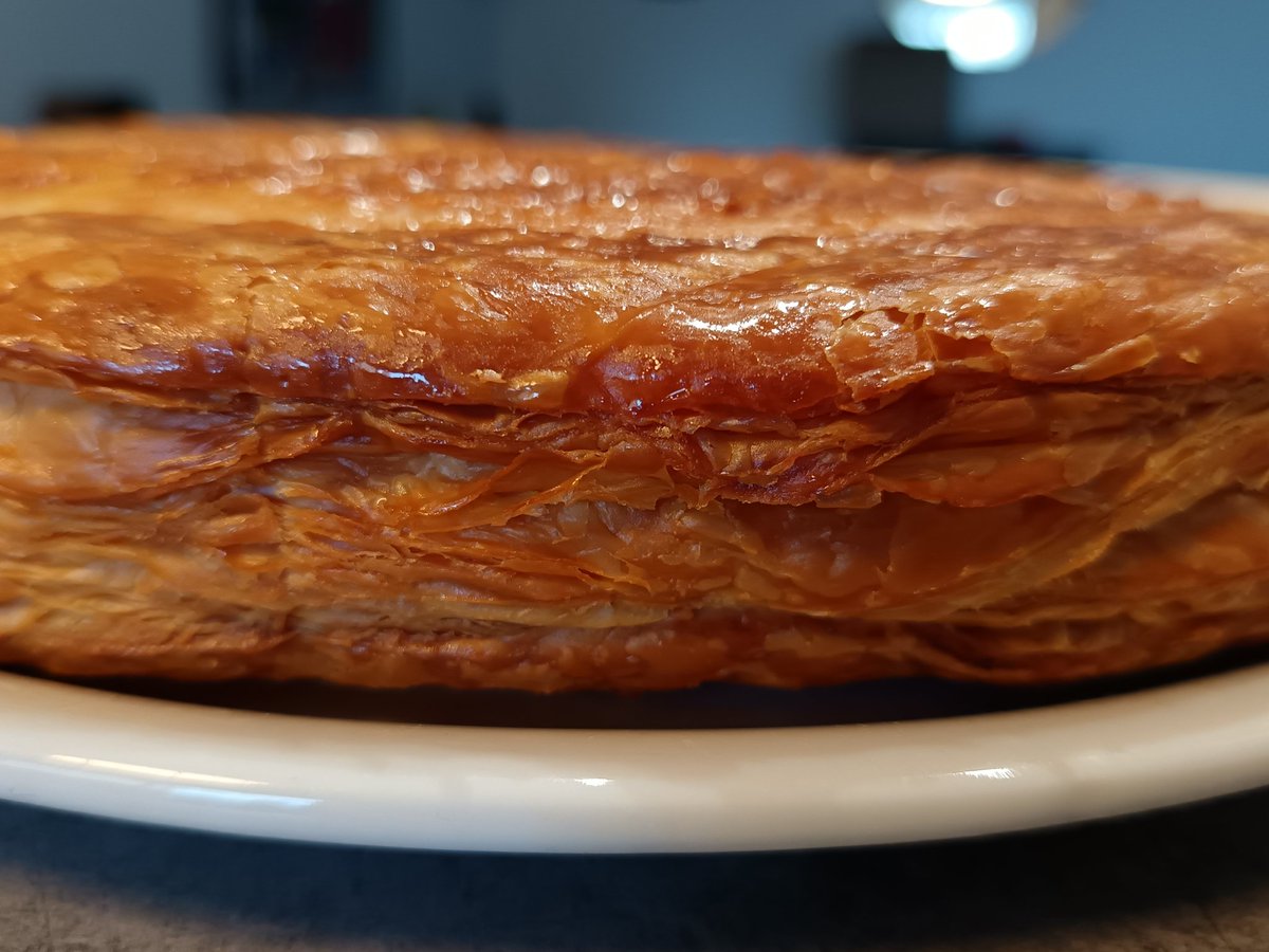 PayelMD2's tweet photo. Galette des rois 
Pommes/rhum/vanille https://t.co/veoUyMFeHI