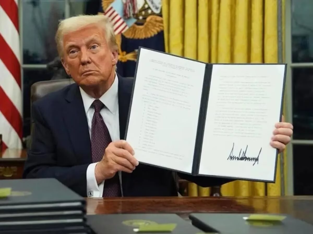 🚨| ÚLTIMA HORA: El presidente Donald Trump firmará una orden ejecutiva que PROHÍBE los fondos para escuelas que enseñen la teoría crítica de la raza o la ideología de género LGBTIQ+. ⚠️ NO MÁS ADOCTRINAMIENTO A LOS NIÑOS.  Me encanta esta medida ¿y a ti?