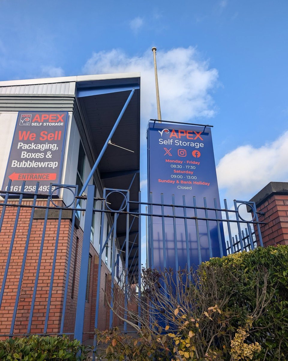 After successfully updating our interiors, we have now moved on to an external glow up! What do you think of Hulme's (also our head office's) new signs? Simply gorgeous we say 👌🏼
Have a look for yourself, you can find us on (130/140) Princess Road, close to the city centre.