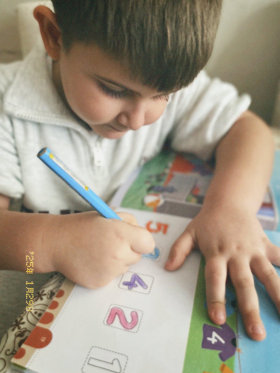 ezgiiceee's tweet image. Teyzesiyle ödev yapmaya bayılıyooor 🙋🏼‍♂️
#ödev #Teyze #Yeğen