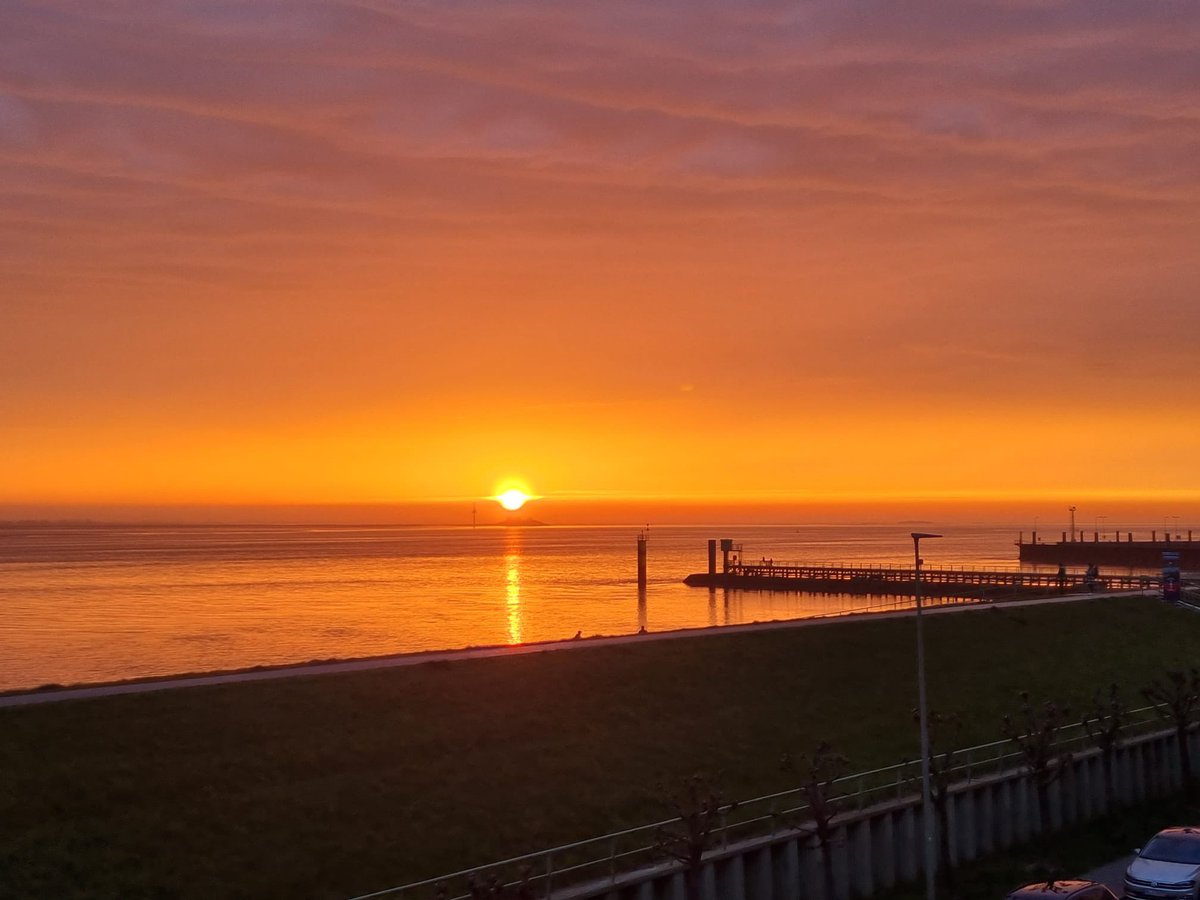 Abendstimmng.
So wunderschön und entspannend kann ein Blick auf die Weser sein. 
Ein faszinierendes Farbenspiel.
#Bremerhaven