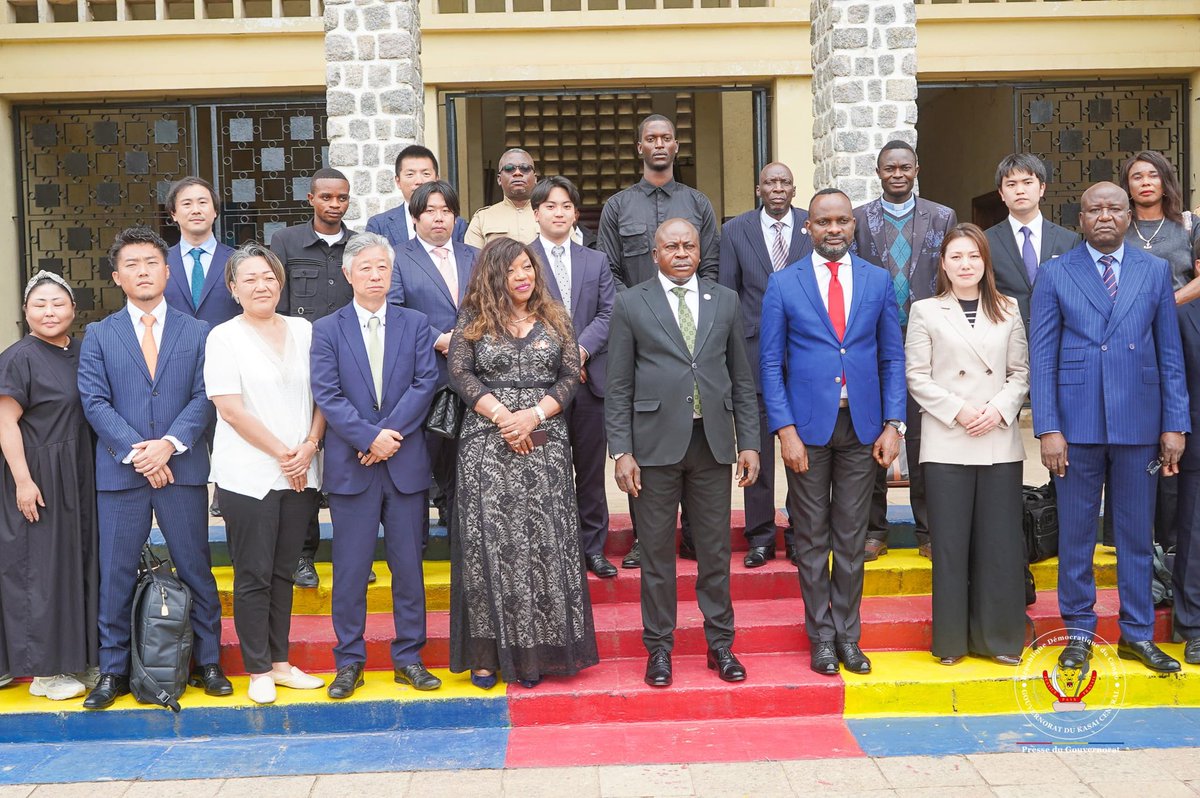 GKasaicentral's tweet photo. Kasaï Central : Des compagnies Japonaises intéressées par les opportunités d'affaires qu'offre la province s'accordent avec le Gouverneur Joseph-Moïse Kambulu sur l'implementation des projets variés de développement

 Le Kasaï Central est désormais le centre d'intérêt des plusieurs investisseurs grâce aux efforts pour l'amélioration du climat des affaires, déployés par le Gouverneur Joseph-Moïse Kambulu Nkonko.

Ce Mardi 28 Janvier 2025, l'autorité provinciale a échangé avec un consortium des compagnies japonaises en séjour à kananga pour les études d'espaces en vue de la mise en œuvre des projets multi sectoriels de développement.

C'est la deuxième descente importante en province de ce groupe de 13 sociétés du Japon conduites par Monsieur YAMAGUCHI, après leur premier contact eu avec le numéro 1 du Kasaï Central au mois de novembre de l'an passé; Contact au terme duquel,  elles ont salué le sens managérial et le leadership proactif de Joseph-Moïse Kambulu.

A en croire Marianne NASHA Mulangala, fille du terroir et membre de la délégation, l'implantation de ces compagnies à kananga va booster l'économie de la province à travers plusieurs initiatives dans les secteurs porteurs , notamment l'agriculture, l'exportation et la technologie.

 "Au mois de Novembre de l'an passé, nous avons signé un protocole d'accord avec une trentaine de sociétés japonaises qui veulent investir spécialement à Kananga dans plusieurs domaines. Nous allons créer une nouvelle cité avec une soixantaine de maisons. Le groupe vient faire le transfert des savoir-faire notamment pour développer l'agriculture et assurer l'exportation des produits; Certains vont faire une cimenterie, il y en a qui vont s'occuper du montage des véhicules, des motos ainsi que des téléphones. D'ici la fin de l'année 2025, nous aurons du concret", assure-t-elle.

 Engagé pour un Kasaï central d'excellence, le Gouverneur Joseph-Moïse Kambulu qui salue la mobilisation de ces investisseurs, leur a promis des facilités pour la réussite de leurs projets destinés à contribuer au mieux-être de ses administrés.

Presse du Gouvernorat KC/Mardi 28 -01-2025