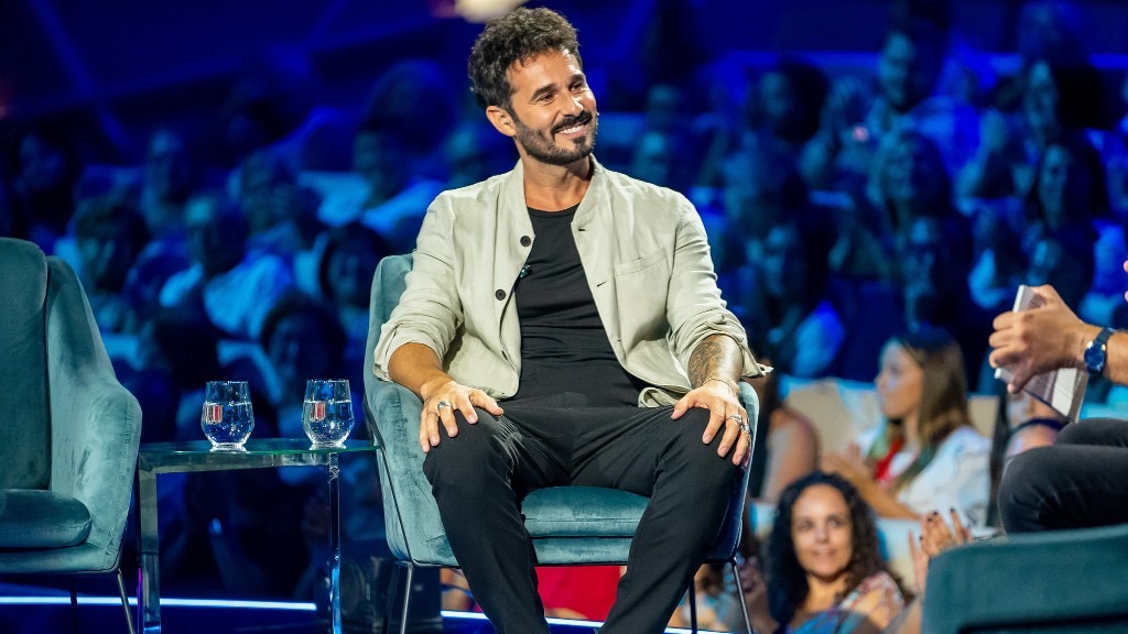 🗣️Antoñito Molina se vistió de cura con su chirigota antes que de pregonero y 4 años después, Faly Pastrana regresó con un tango por guajiras para defender la pureza de la fiesta.
ESCUCHA: El tangai del Concurso (V) 29.01.25 
canalsur.es/multimedia.htm…
<a href="/MOLINAmusik/">Antoñito MOLINA</a>  <a href="/canalsur/">CanalSur</a>
