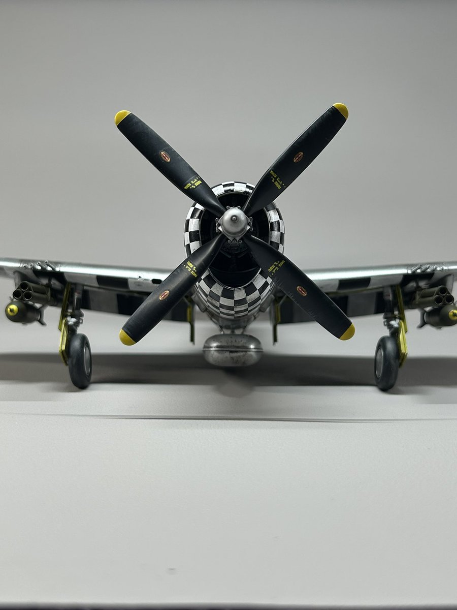 shigeo28689508's tweet photo. 完成したのでいくつか写真を
ウェザリングマスターの粉がいい仕事をしてくれました。
ジュラルミンの輝きと汚れがうまく行ったと思います。パイロットも乗せたしね
またしばらくしたら作りたくなる良いキットでした
#タミヤ
#p47d
#サンダーボルト https://t.co/w1abSEPBNq