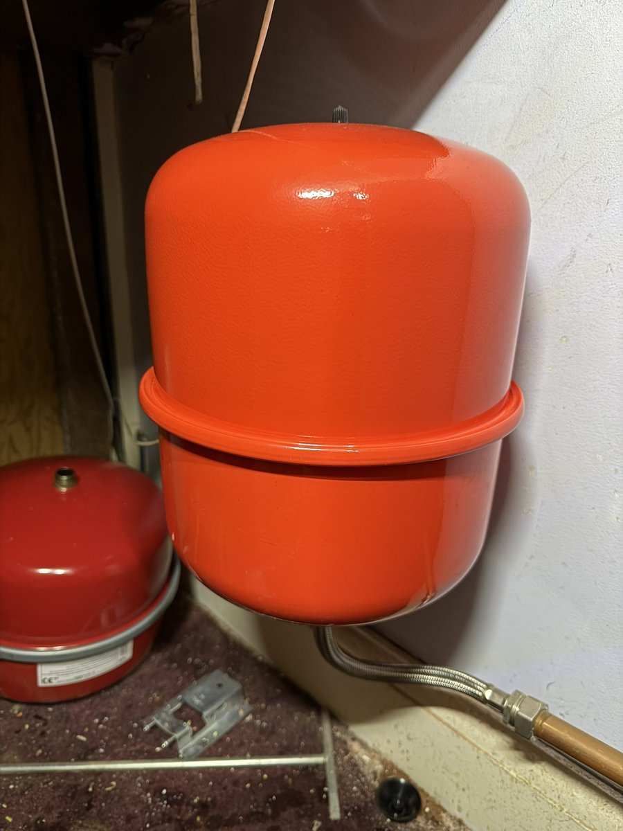 Signatureblueuk's tweet photo. Replacement of faulty #expansion #vessel for a customer in #Muswell #Hill #N10, if you need a #local and reliable #heating #engineer call us, we are here to help, covering #North #London areas of #N8 #N2 #N14 #N19 #N22 #N21 #N15 #NW6 and more https://t.co/RunvZnzYIz