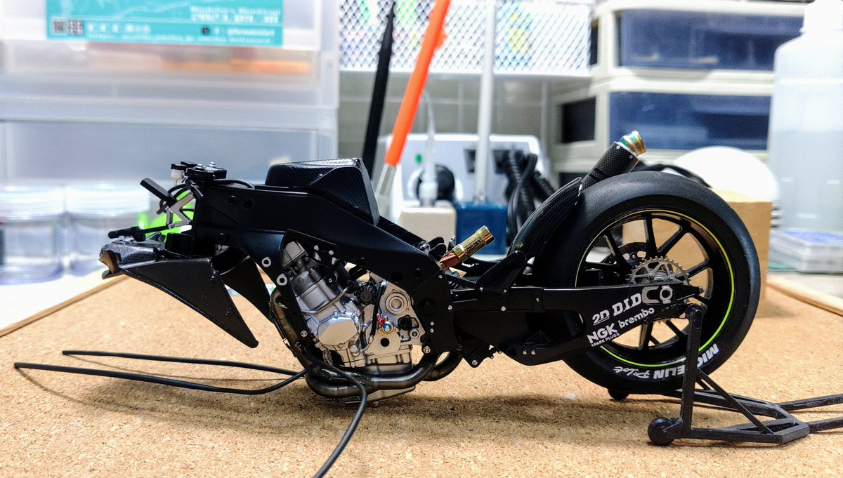 osakin55's tweet photo. TAMIYA YAMAHA YZR-M1`04 Super Detail
フレームにエンジンとスイングアームを取付ました。
大したトラブルも無く組めて一安心と言う所です☺️
さて、そろそろチェーンに取り掛からないといけませんね…🤔
#バイクプラモ盛上げ隊
#バイク模型が好きだ
#TopStudio https://t.co/JMI3EjmE7L