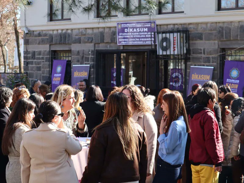 Bugün Diyarbakır Kadın Sorunlarını Araştırma ve Uygulama Merkezi’nin (DİKASUM) açılışına katıldık.

Kadınların sesi, dayanışması ve mücadelesiyle büyüyor! Bu merkezin kadın hakları alanında güçlendirici bir rol oynamasını diliyoruz.