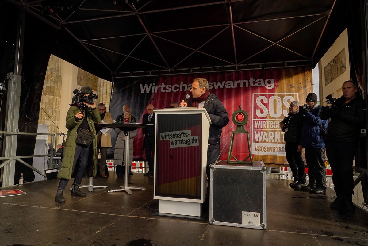 Danke an die vielen Menschen hier in Berlin und bei den vielen anderen Kundgebungen in Deutschland. Jetzt muss sich was ändern!
wirtschaftswarntag.de