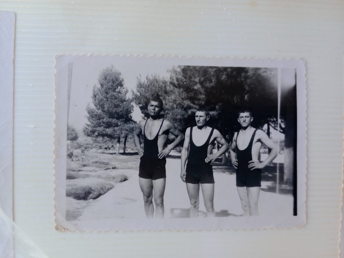 Sevgili DOSTLAR;
PAMUKPINAR KÖY ENSTİTÜSÜ'NDEN HATIRA DEFTERLERİ çalışmamız sürecinde gelen fotoğraflardan örnekleri iletmeye çalışacağım. 1947'de Kızılçullu KE'de ki "Spor Yarışmalarında" güreşen Pamukpınar güreş takımından üç öğrenci güreşçi. Ortada Kadir Demirci. Esen kalın...