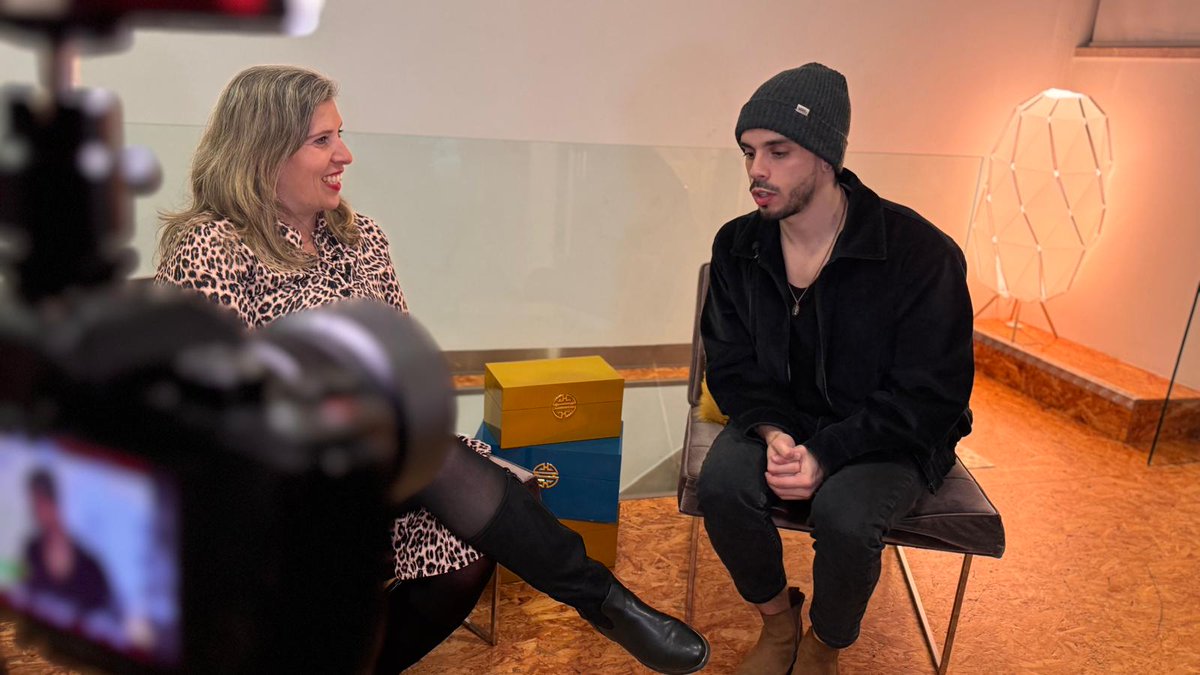 No rescaldo do lançamento do seu disco de estreia "10:56", Khiaro juntou-se aos Átoa para o mais recente single 'Cinco e Meia'. Esta e outras histórias do álbum nesta conversa do artista com a Tunet Rádio: surl.li/ywzent #radio #musicalusofona #khiaro #tunetradio #aovivo