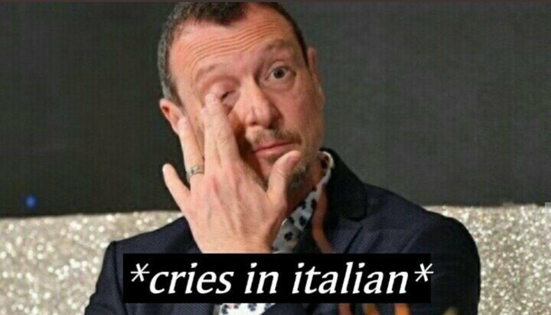 fridakadho's tweet image. Amadeus si sarebbe fiondato negli studi Rai lui avrebbe chiesto un'edizione straordinaria del TG1 per illustrarci subito le sue intenzioni sul ripescaggio e avrebbe già caricato 5 storie IG in pigiama in preda al panico e al caos Amedeo ci manchi #sanremo2025