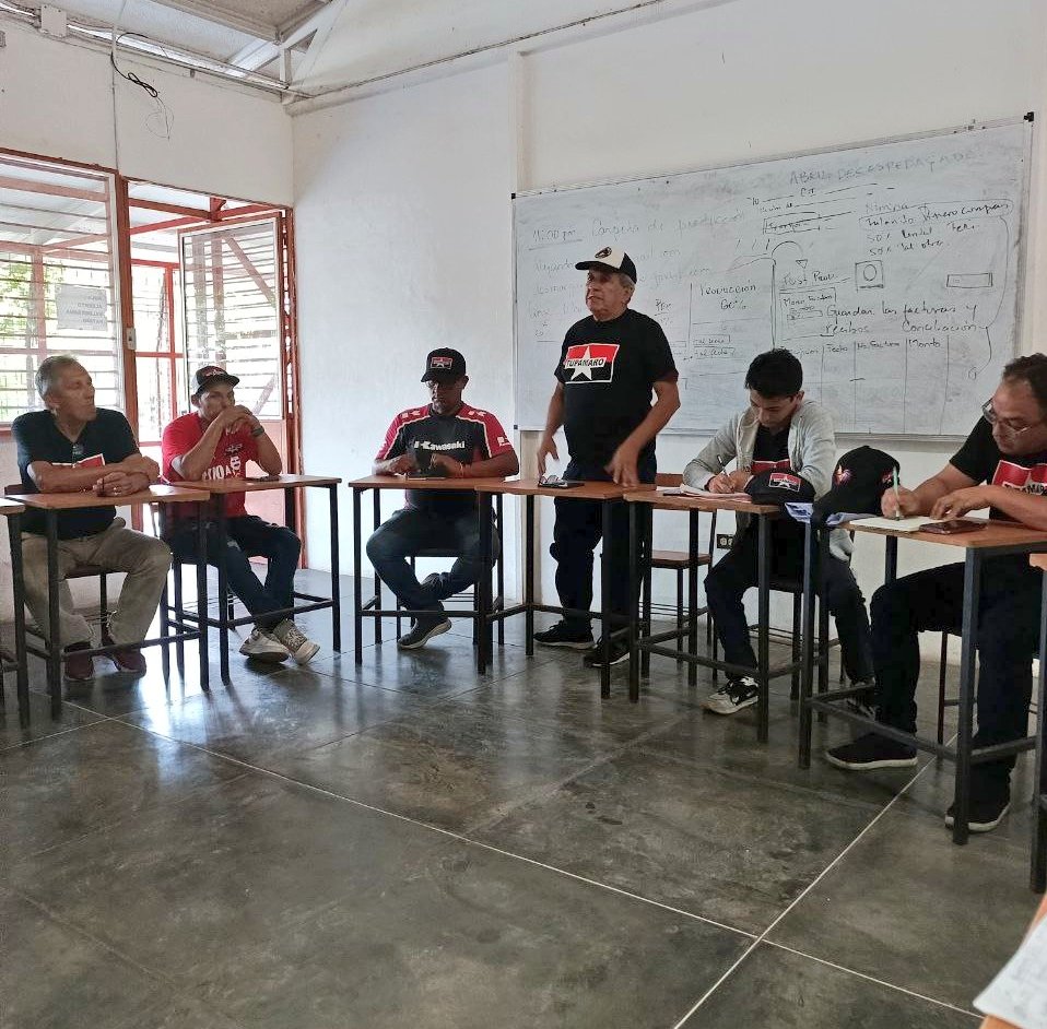 📸 🔴⚫|| La DRO del Edo. <a href="/NvaEspartaMRT/">TUPAMARO Nueva Esparta</a> se reunió con miembros de la Estructura del Mpio. Arismendi con la finalidad de revisar el trabajo realizado y para escuchar las propuestas en pro de mejorar en cada una de las secretarias el trabajo colectivo.

#TupamaroJuróConNicolas