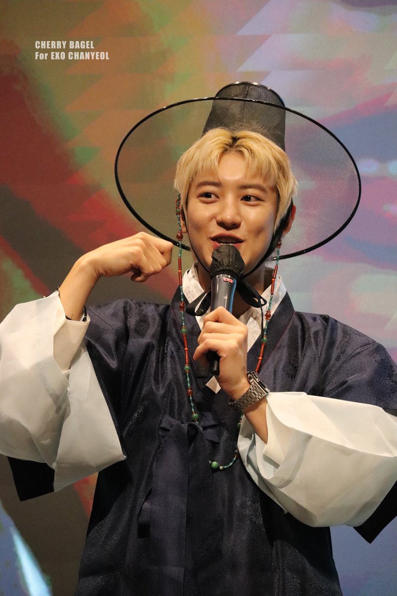 EXOでデビューして初めてエリの前で韓服を着たチャニョルをやっと見れ