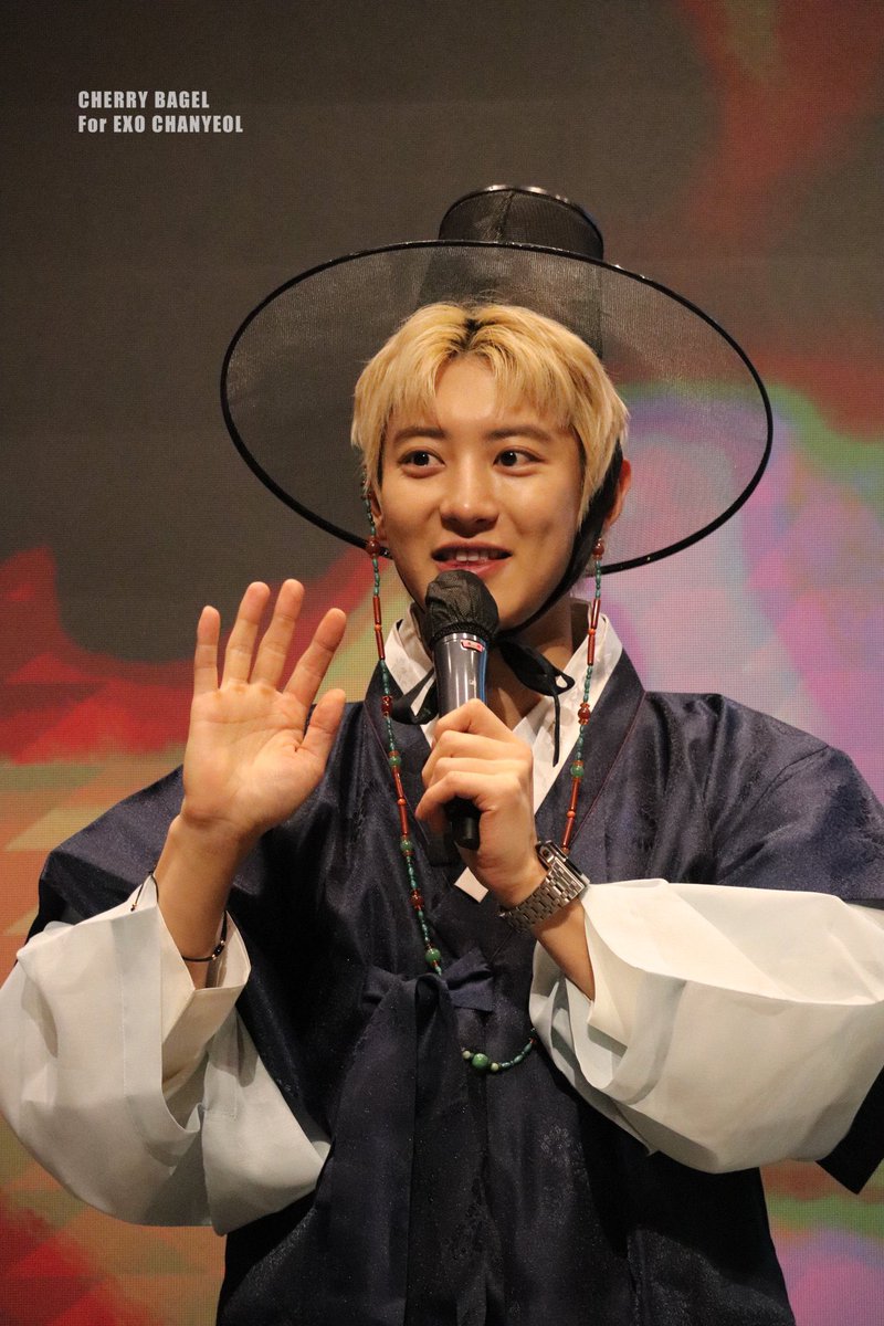 EXOでデビューして初めてエリの前で韓服を着たチャニョルをやっと見れ