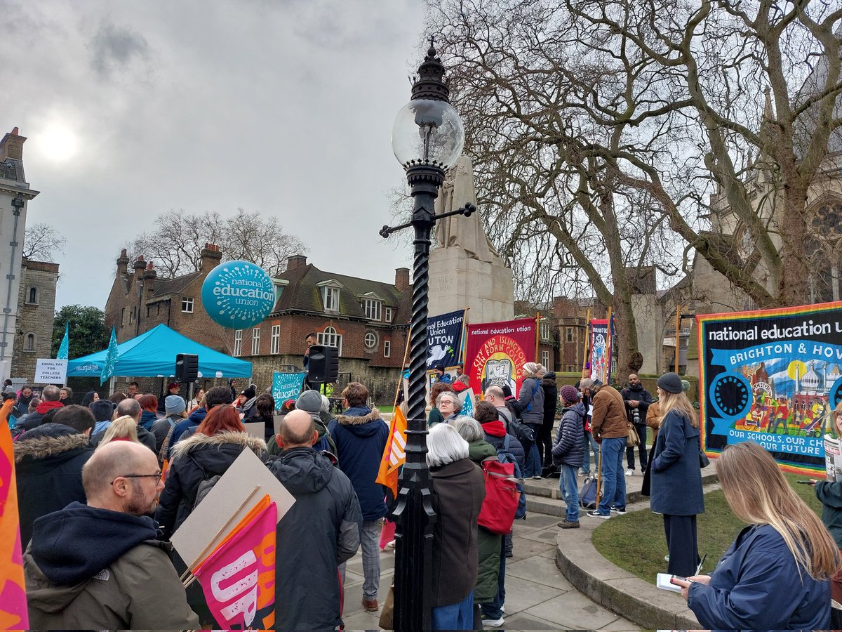 NSSN_AntiCuts's tweet photo. Workers struggles united - outside #Parliament @NEUnion #SixthFormCollegesStrike #PayUp25 rally and #BusDriverSafety demo https://t.co/sbjAuqCdDs