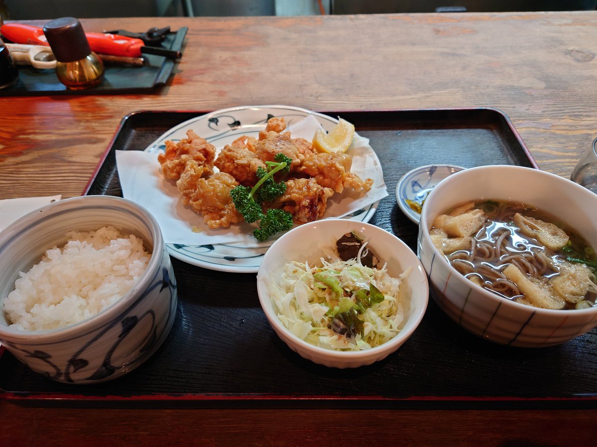 ImprezaMark2's tweet photo. まさかの定休日・・・
諦めて彦千で刺身定食食べようとして唐揚げ定食をキメる不思議
上司から教えて貰ったコーヒー屋さんへ行きスペシャリティを注文して・・・コーヒーと一緒にクッキーを買ったのに、コーヒーの香りとその奥からくる甘みが凄かった
#彦千
＃エビスコーヒーロースター https://t.co/raeA6Jgoe0