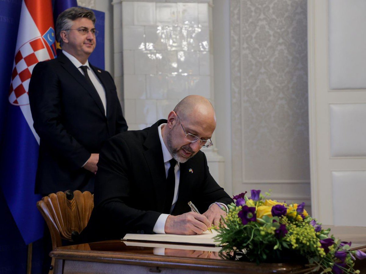 outsiderukraine's tweet image. 🇭🇷#Хорватія затвердить новий пакет військово-технічної #допомоги вже завтра, — #Шмигаль

Також він наголосив на важливості #Україна санкцій проти #РФ, зокрема щодо &quot;тіньового флоту&quot;. Хорватія підтримує конфіскацію заморожених російських активів для відновлення #України.