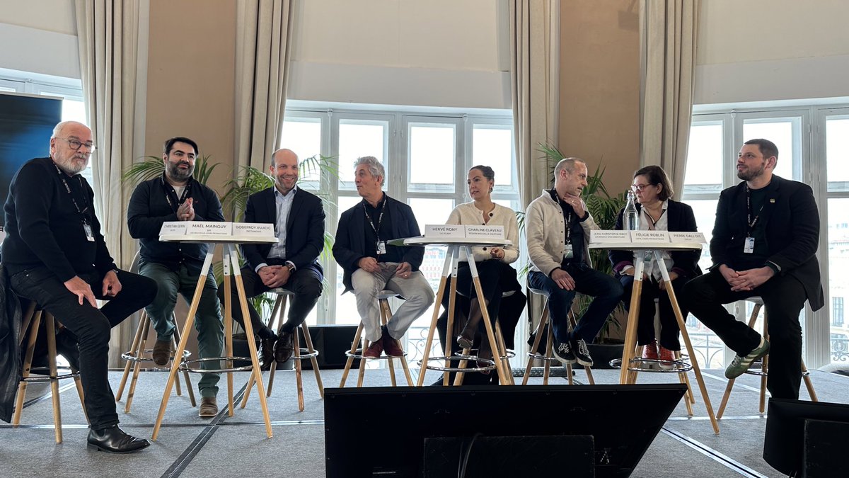 #Fipadoc : Table ronde « SOUTENIR LA 
CULTURE EN TEMPS DE CRISE : UN ENJEU VITAL » de d à g :
Pierre Dalois 
<a href="/FRoblin/">Félicie Roblin</a> 
Jean-Christophe Ribot
<a href="/CharlineMatters/">Charline Claveau</a> VP Région Nouvelle Aquitaine 
<a href="/RonyHerve/">hervé rony</a> <a href="/webscam/">La Scam</a>
<a href="/GodefroyVujicic/">Godefroy Vujicic</a> <a href="/Pictanovo/">Pictanovo</a> 
Mael Mainguy <a href="/Producteurs_SPI/">Le Spi - Syndicat des Producteurs Indépendants</a> 
<a href="/gerin17juin/">Christian Gerin</a>
