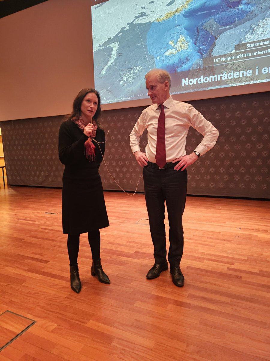 Statssekr. <a href="/MVarteressian/">Maria Varteressian</a> låner mikrofonen til statsministeren og smetter inn noen "teasers" fra den kommende nordområde-strategien. Utenriksministeren sitter på første benk og følger nøye med.