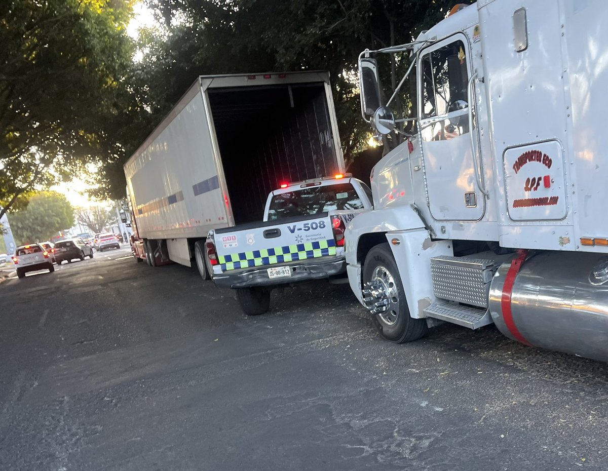 Ramon_zon's tweet image. Multando a quien se estaciona mal y la agente hace lo mismo @MovilidadZap Av. Moctezuma