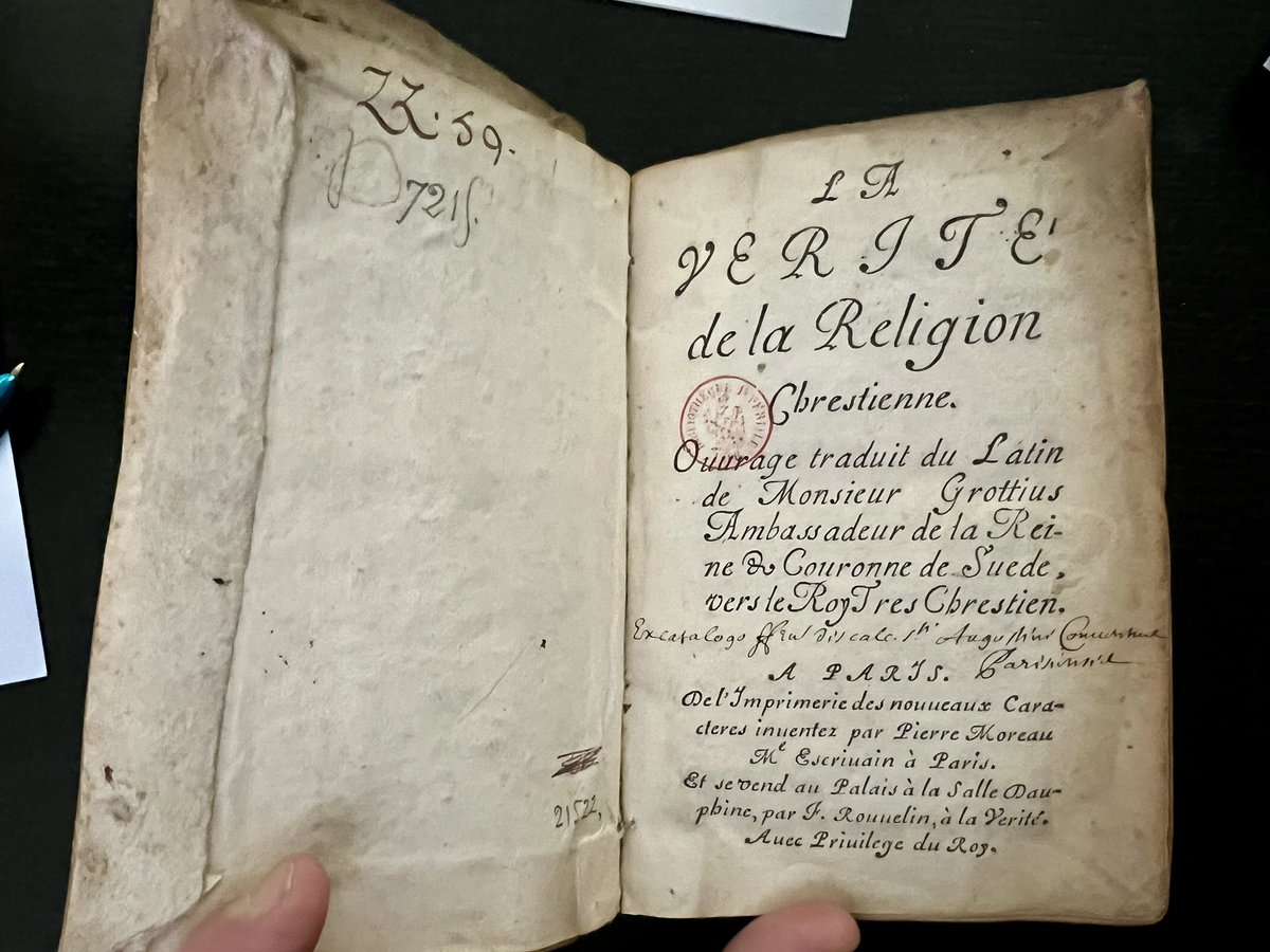fred_manfrin's tweet photo. Une rareté vue en récolement ce matin : un traité de théologie d’Hugo Grotius, imprimé par Pierre Moreau (159..-1648), qui a créé ces magnifiques caractères inspirés par la calligraphie, son premier métier. Des impressions rares et recherchées ! https://t.co/GIyjG22ye6