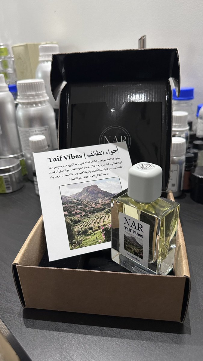 عطرنا الجديد، أجواء الطائف 🌸

فكرة العطر: 
لما احد يسألك عن الطائف، أول شيء يخطر في بالك الورد الطائفي المعروف بنوتته الزهرية الحمضية القوية وقبل اكثر من سنة اشتغلت على تصميم العطر وأخذت عهد على نفسي اني ما اسوي عطر ورد عادي مثل ما هو معروف، واشتغلت على بناء عطر يستلهم، يتبع 👇