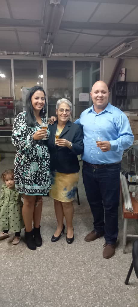 AlbertoLopezcu's tweet photo. Felicidades para la maestra del Ron Cubano Salomé Alemán que discutió con resultados excelentes su tesis de maestría en ingeniería de alimentos. 
Mis parabienes de igual forma para el maestro ronero Francisco Javier Sabat quien recibió el Escudo de la provincia de #PinardelRío🇨🇺 https://t.co/9vOPlRVaJS
