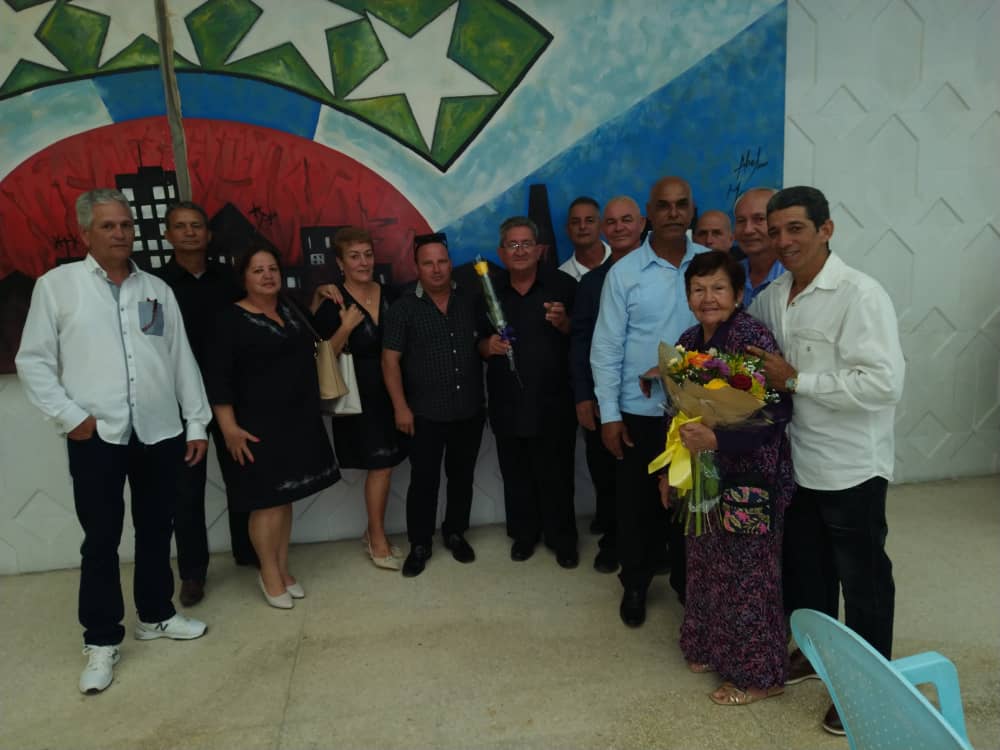 AlbertoLopezcu's tweet photo. Felicidades para la maestra del Ron Cubano Salomé Alemán que discutió con resultados excelentes su tesis de maestría en ingeniería de alimentos. 
Mis parabienes de igual forma para el maestro ronero Francisco Javier Sabat quien recibió el Escudo de la provincia de #PinardelRío🇨🇺 https://t.co/9vOPlRVaJS
