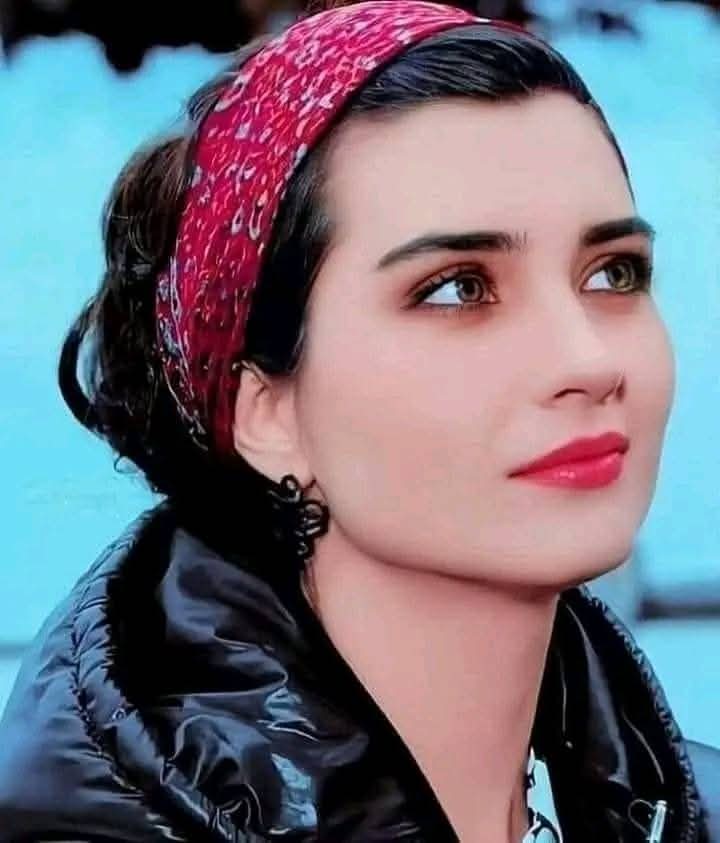 امرأة هي معزوفة الحياة فمن لا يتقن العزف يجب أن يبتعد عن اوتااااارها