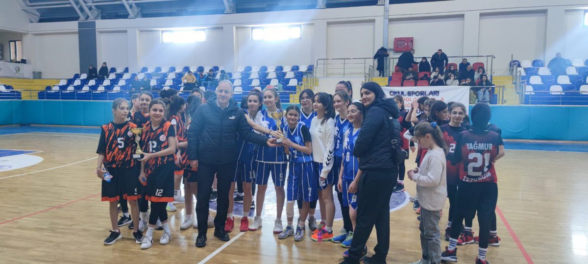AvMuhammetSunar's tweet photo. • Türkiye Basketbol Federasyonu Altyapı Kızlar Erzurum İl Birinciliği müsabakalarında Belediyemiz U16 ve U18 takımları, üstün performanslarıyla il birincisi olarak bizleri gururlandırdı. Sporcularımızı ve teknik ekibi tebrik ediyor, bundan sonraki müsabakalarda da başarılar diliyorum.