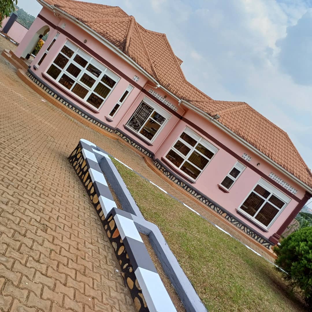 SharifJeff44795's tweet image. Standalone house for rent 
#Kira-Kasangati road behind Green Hill Primary school 
#4Bedrooms_3Bathrooms and #2boy's quarters at 2.5m
Call/whatsup:0751447490/0773502143