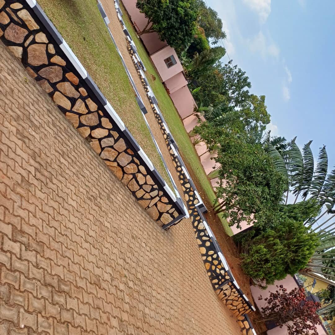 SharifJeff44795's tweet image. Standalone house for rent 
#Kira-Kasangati road behind Green Hill Primary school 
#4Bedrooms_3Bathrooms and #2boy's quarters at 2.5m
Call/whatsup:0751447490/0773502143