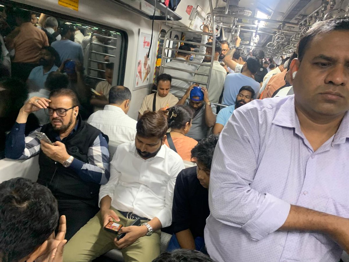 abuasimazmi's tweet image. Riding Mumbai’s lifeline to Mira Road – where every journey tells a story of hustle, heart, and the spirit of the city!

#MumbaiLocal #Mumbai #MiraRoad