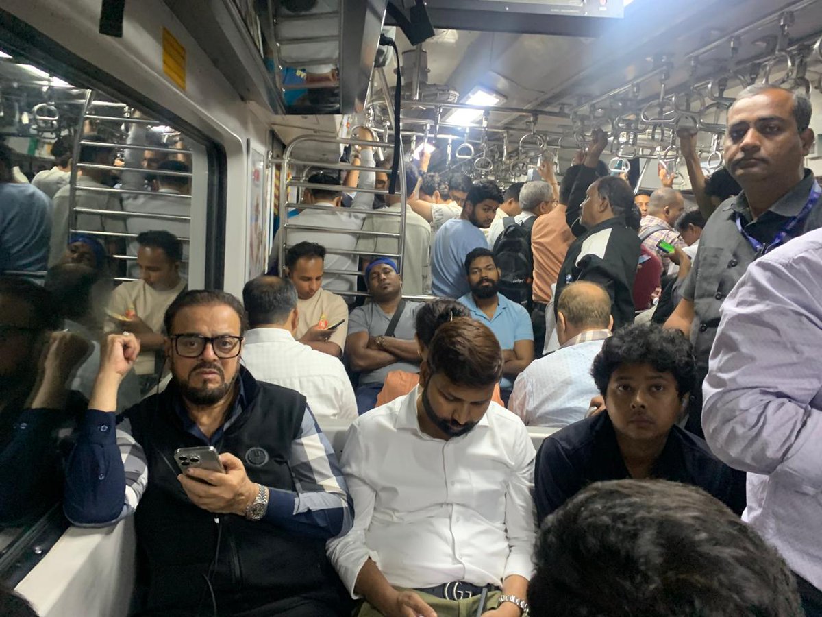 abuasimazmi's tweet image. Riding Mumbai’s lifeline to Mira Road – where every journey tells a story of hustle, heart, and the spirit of the city!

#MumbaiLocal #Mumbai #MiraRoad