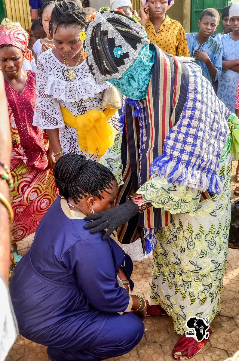 Ago kín mo mọ k'ekun lójú
Anirelaanu kín mo bá ẹkùn ń buba 
Iya ara òde ipò 
Oregi ara òde ọfà 
Aferinkonijaloju ara òde oro 
Sebi looro jí ilé Iyalode 
Ere ni kò bá mi ṣe 
Gboro mi wò bí Olódùmarè 
Iyaami mo bá ń lálejò tí ń ó lé se 🙏

Akiikaa 🙇‍♂️🙇‍♂️🐍🐍