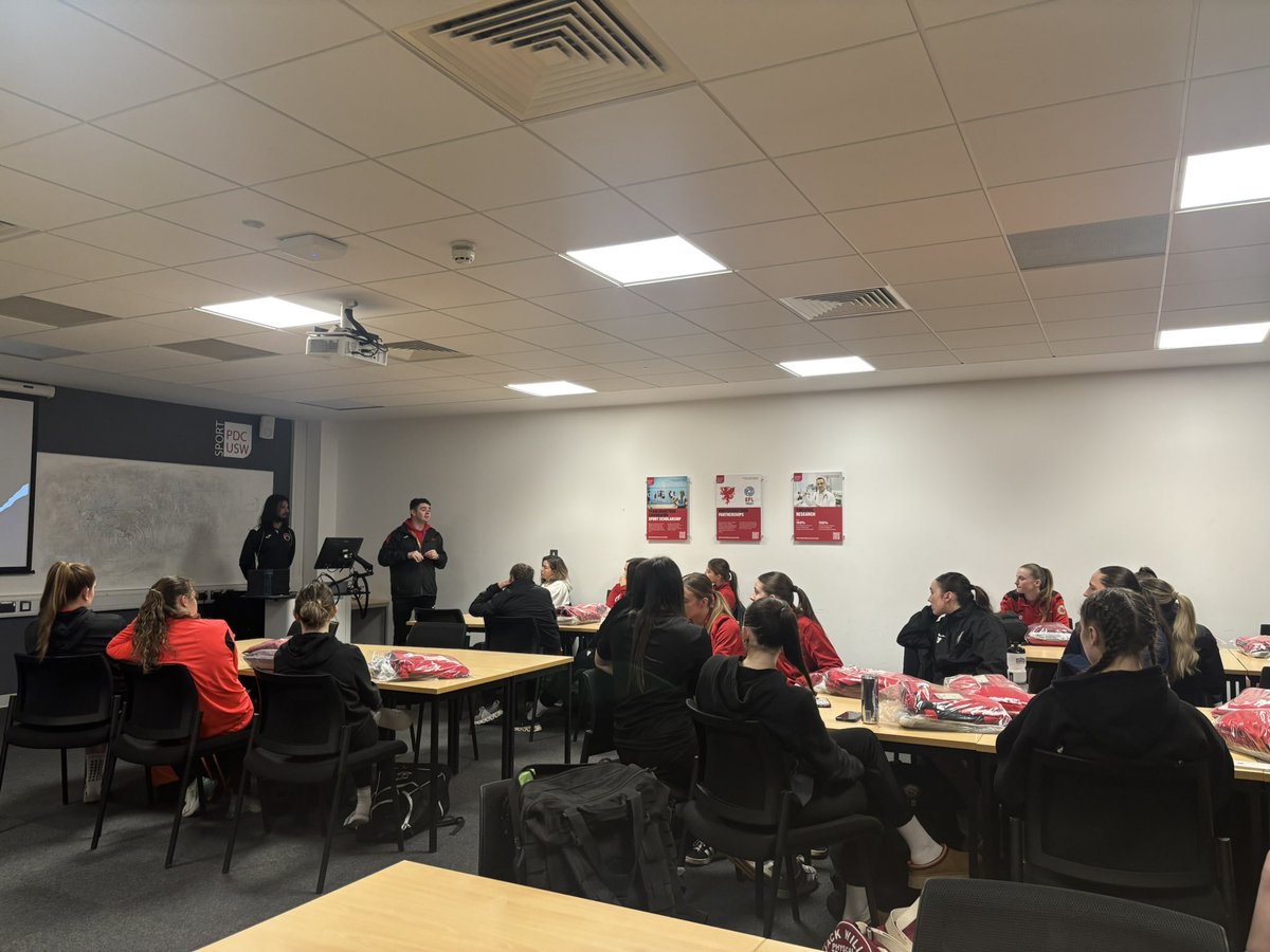 A busy couple of days for the Women’s Football squad, training camp <a href="/USWSport/">USW Sport</a> yesterday followed by fixture against <a href="/ECFA12/">English Colleges FA</a> today. Ended up on the wrong side of the scoreline losing 5-1 but stuck at it against a strong English side. Thanks to Coleg y Cymoedd for hosting👍