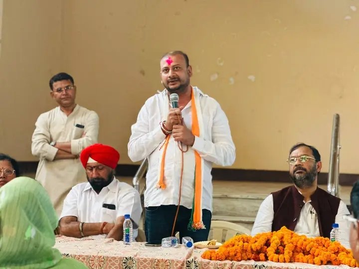 आज 51 वार्ड प्रत्याशी और हमारी रीढ़ की हड्डी बूथ के कार्यकर्ताओं की बैठक लेने पहुंचे हमारे चुनाव के प्रभारी राष्ट्रीय सचिव <a href="/rtaicc/">Rajesh Tiwari</a> जी और पूर्व खनिज विकास निगम अध्यक्ष <a href="/girish_dewangan/">girish dewangan</a> जी और सभी सीनियर कांग्रेस नेता के नेतृत्व में हुई।