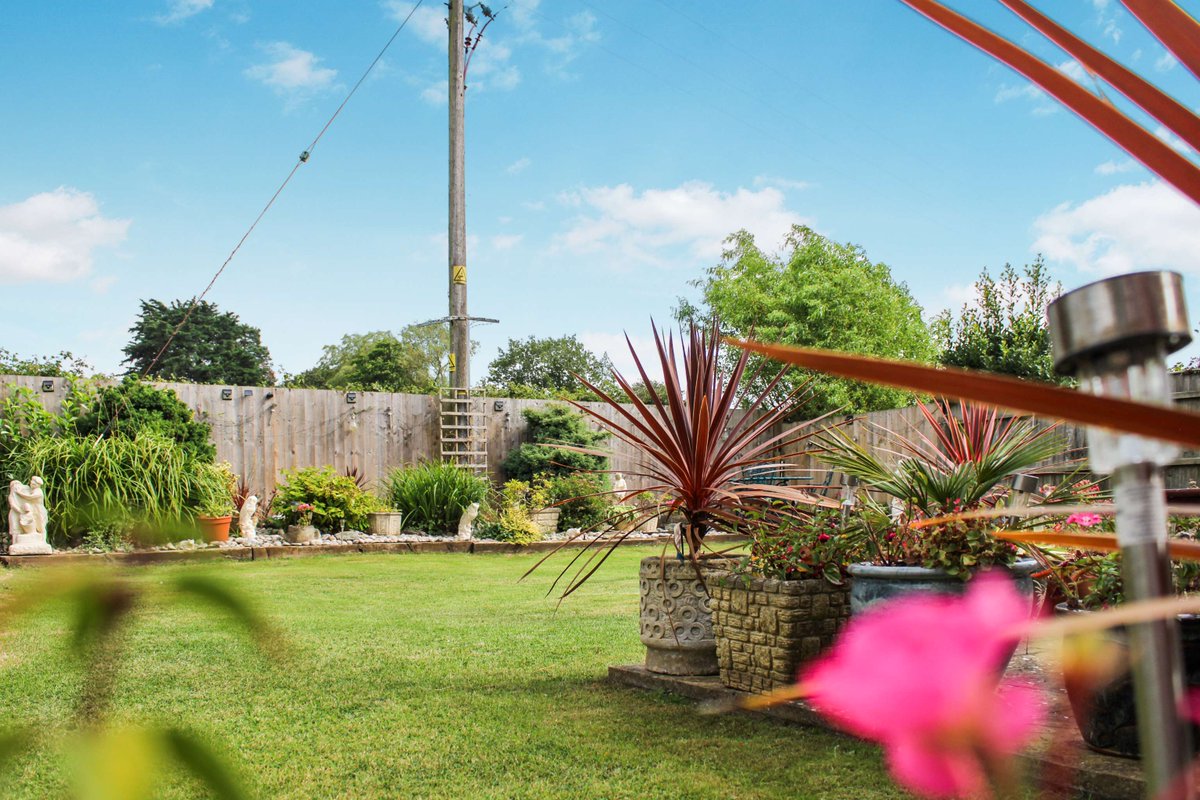 🤩DONT MISS OUT, THIS BEAUTIFUL HOME WONT BE AVALIABLE LONG! 🤩
In the desirable location of Manor Lane, Snettisham - £525,000 - A beautiful Four bedroom detached chalet with double garage and driveway - For a viewing call us on ☎️ 01553 692828 
brittons.net/properties/198…