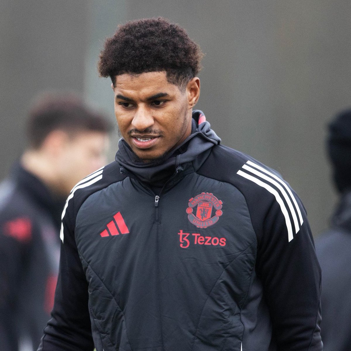 FabrizioRomano's tweet photo. 🚨 Rúben Amorim on Rashford: “My sentence was that I wouldn't put any player that doesn't give the maximum. I didn’t say only Marcus Rashford”.

“We are a better team with him, that's clear, but until the right moment I won't change my mind” https://t.co/AGyG6hbo9f