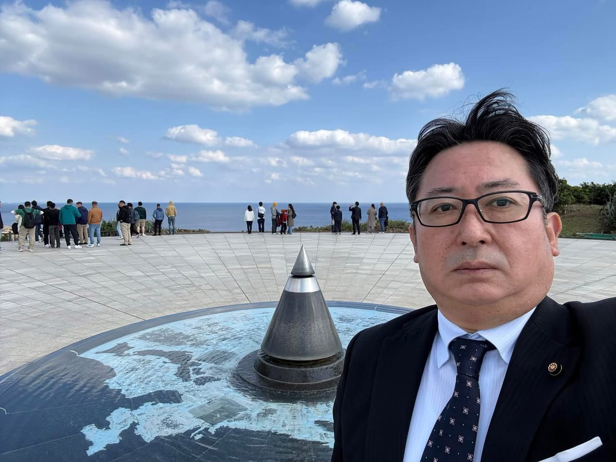 Naoki_morioka_'s tweet photo. 終戦から80年。節目の年の始まりに、国内唯一の地上戦が繰り広げられた沖縄で「岩手の塔」に手を合わせました。犠牲となった岩手県出身者のうち、4人に1人が沖縄で亡くなっています。昭和41年に岩手から糸満市の摩文仁の丘へ運ばれたという、県の形に似た石。その慰霊碑に向かい、平和を祈念しました。 https://t.co/b5jpYfFFed