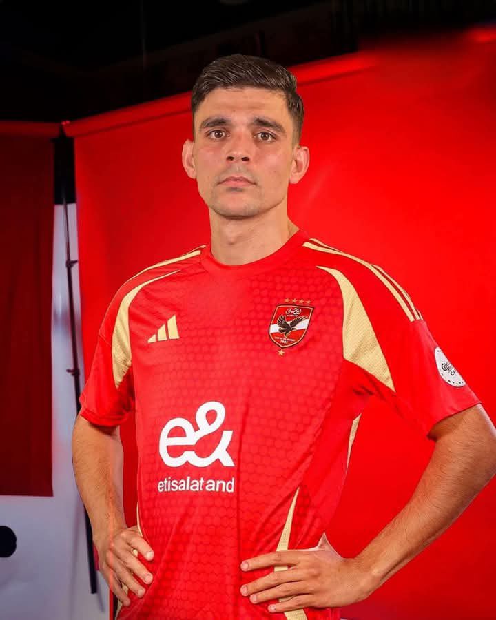 اول صورة ل بن ❤️ بي تيشيرت الاهلي من داخل جلسة التصوير 🦅

اللاعب هيرتدي رقم ١١