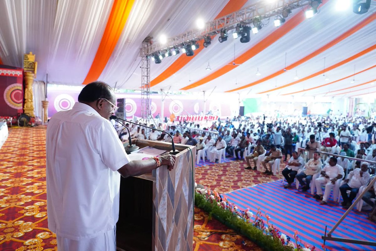 Kumaraswamy4cm's tweet photo. ಇಂದು ಸುತ್ತೂರು ಜಾತ್ರಾ ಮಹೋತ್ಸವದಲ್ಲಿ ಪಾಲ್ಗೊಂಡ ಮಾನ್ಯ ಕೇಂದ್ರ ಉಕ್ಕು ಮತ್ತು ಭಾರೀ ಕೈಗಾರಿಕೆ ಸಚಿವರಾದ
ಶ್ರೀ ಹೆಚ್.ಡಿ ಕುಮಾರಸ್ವಾಮಿರವರು.
#suttur #mysuru #HDKumaraswamy #karnataka #JDS #sutturmath https://t.co/LeyVlX0gpC