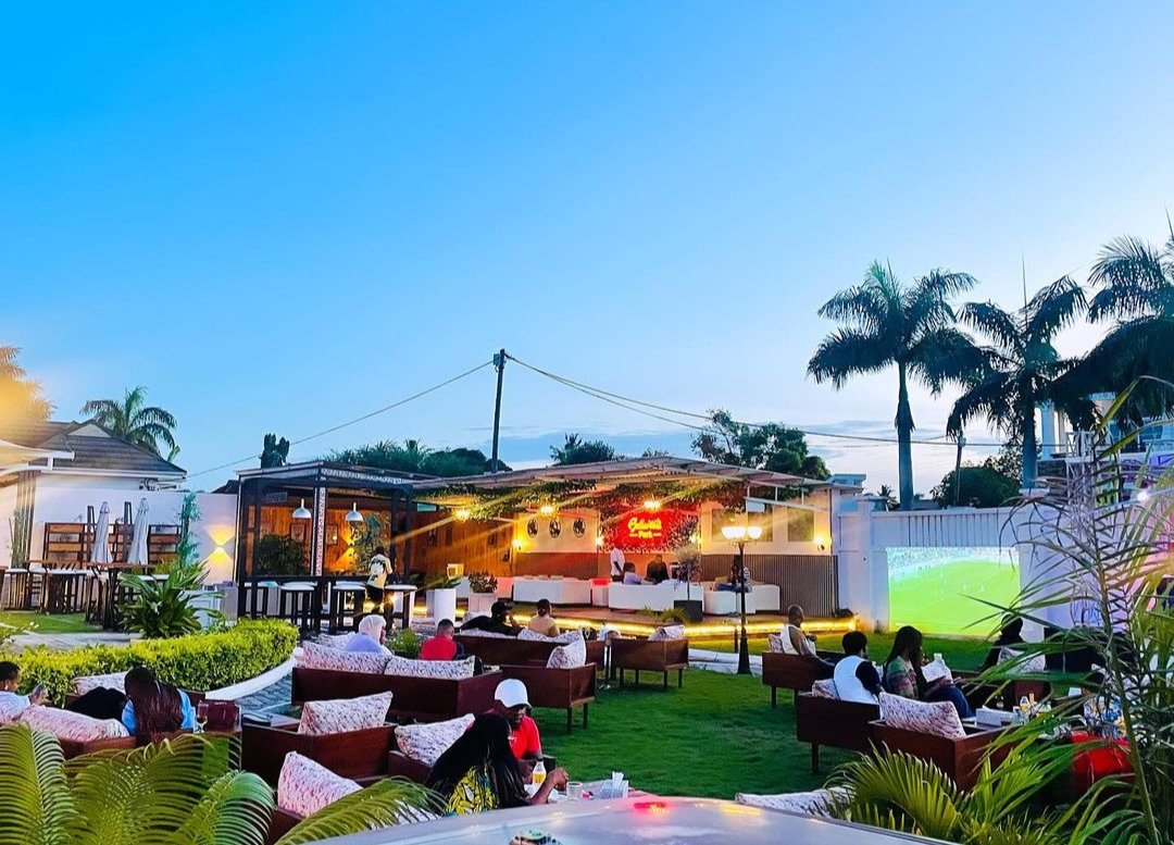 AlphaIndextz's tweet image. Under 100K Best Restaurants in Dar Es Salaam perfect for Romantic Dates, February. 

1. Bellavista Park.

  📍Bahari Beach