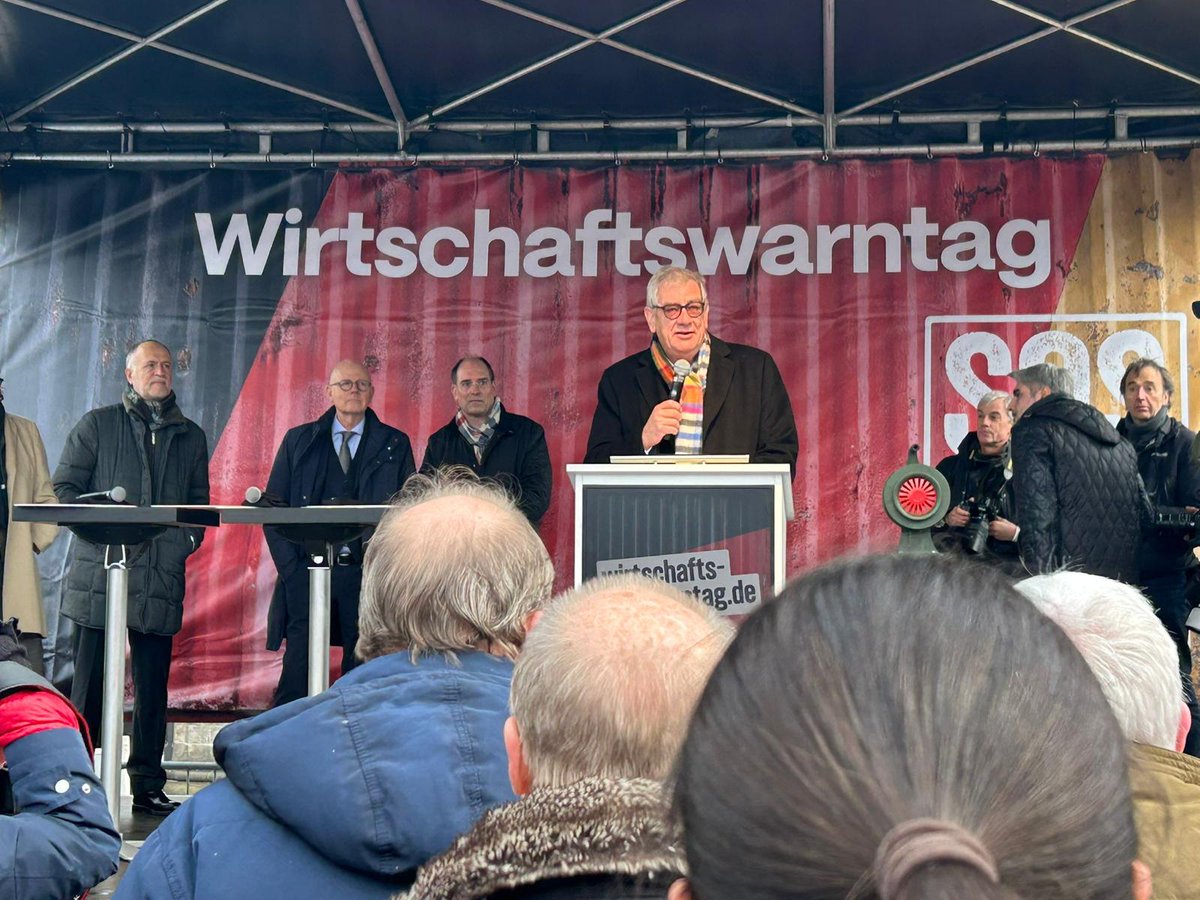 #Wirtschaftswarntag 🚨 - Hunderte Verbände &amp; Unternehmen für die #Wirtschaftswende 
Auf zentraler Kundgebung des Wirtschaftswarntags am Brandenburger Tor in Berlin sprach u.a. Präsident Kirchhoff: "🇩🇪 steht jetzt vor einer wirtschaftspolitischen Richtungswahl."
#SOSWirtschaft