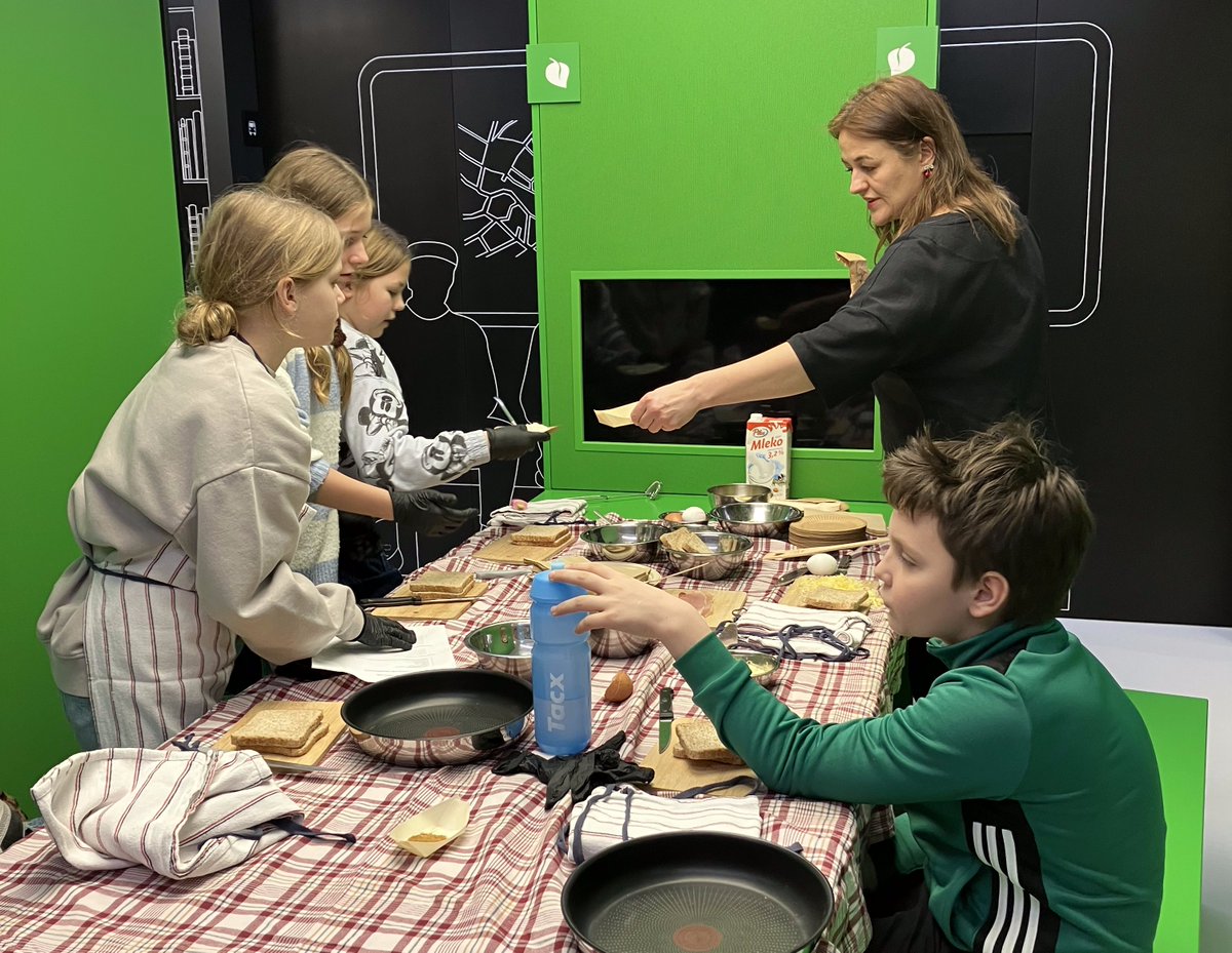 Europarl_PL's tweet photo. 👨‍🍳 🇪🇺 Za nami pierwsze warsztaty z cyklu „Smaki Europy” w centrum #EuropaExperience w Warszawie! Wspólnie z uczniami z całej Polski poznawaliśmy różnorodność kulinarną Europy, rozmawiając o tym, jak ważne jest niemarnowanie żywności i świadome korzystanie z produktów lokalnych. https://t.co/TaffjCg6EC