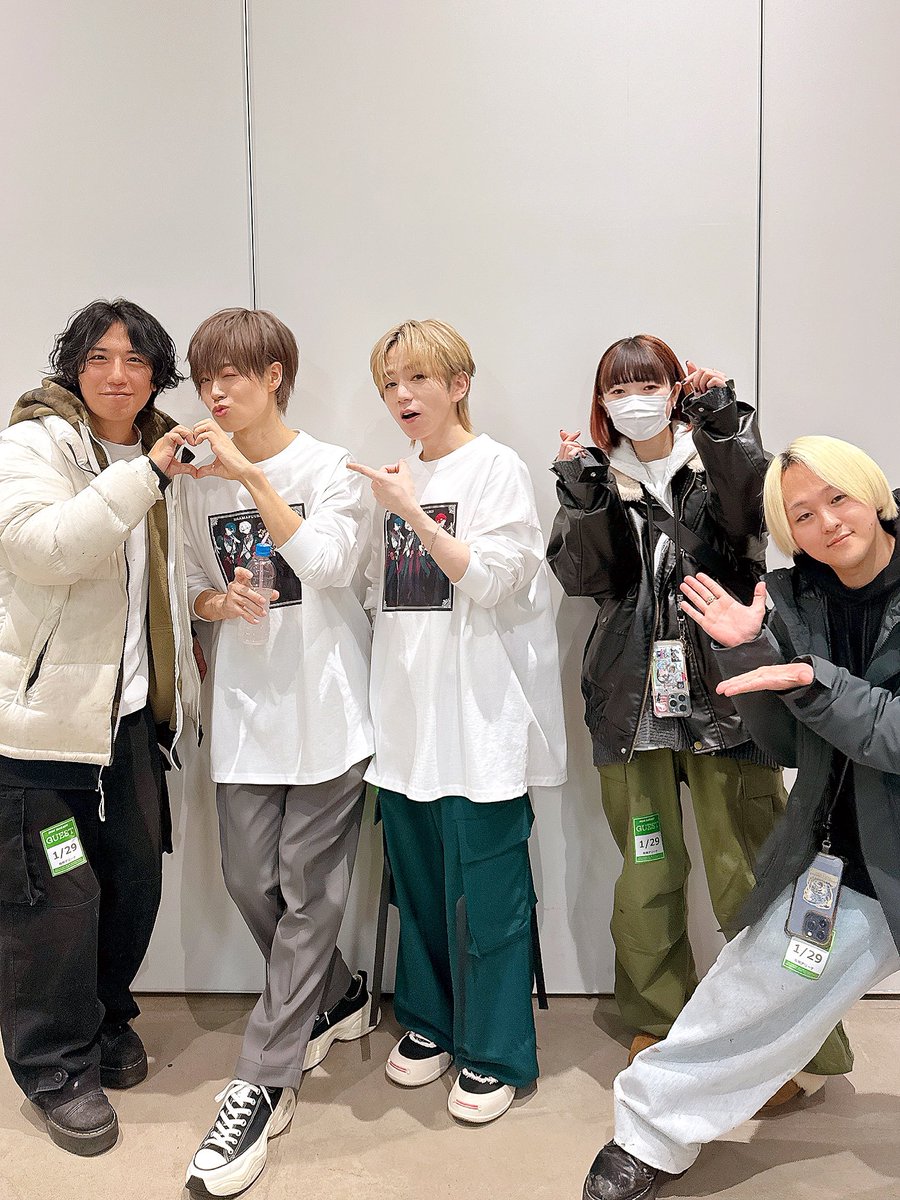 うらさか
SMUSライブ仕様にカラーメンテナンス✨
うらたんはくすみベージュに安定のエンドカラー🎶
さかたんはココアグレージュにカラーチェンジ🎶
(カラー担当<a href="/vaice_kyo/">近藤 京(ｺﾝﾄﾞｳｷｮｳ)＞＞VAICE</a>)
巷でバズっているキテるコンビと噂の「かずさか🫶 」
需要が高まると公式公認の同人誌も！？
これからの動きに注目ですね🤫