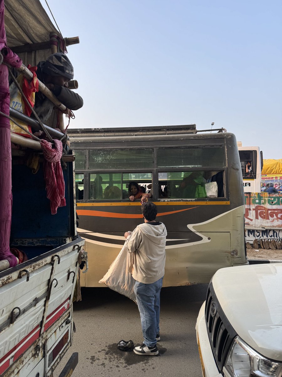 udbhav_bhatt's tweet photo. Helped people with water and snacks who were stuck on GT road, going towards Prayagraj for MahaKumbh Mela, there is severe jam on the GT road spanning for kilometres.  

Please plan your trip cautiously.  

#MahaKumbhMela2025 #prayagara https://t.co/eYEetTQMjM