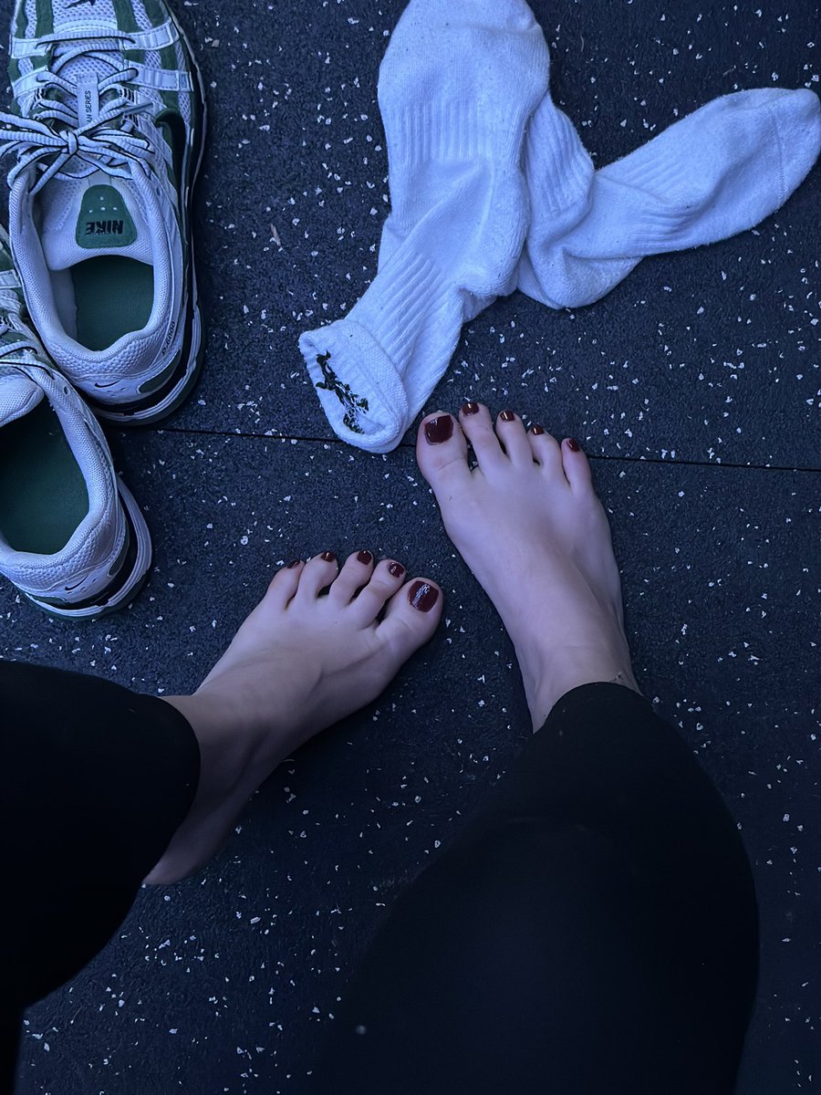 Workout for the day done ✅ who is coming to smell my gym feet?

Like and retweet for a free pic!

#feetworshi̇p #feetfinder #footfetısh #toes #soles #goddess #feetseller #feetpictures