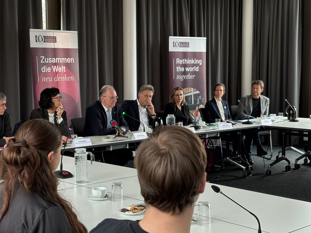 Über die Umsetzung des neuen Modellvorhabens #DualesStudium für Lehrkräfte in #SachsenAnhalt informierte sich MP <a href="/reinerhaseloff/">Dr. Reiner Haseloff</a> an der <a href="/OVGUpresse/">Otto-von-Guericke-Universität Magdeburg</a>. Gemeinsam mit Ministerin Feußner, Vertreter des ZLB, <a href="/OVGUStrackeljan/">Jens Strackeljan</a> u. StS <a href="/Eichner_St/">Dr. Steffen Eichner</a> tauschte sich der MP mit Studierenden aus.