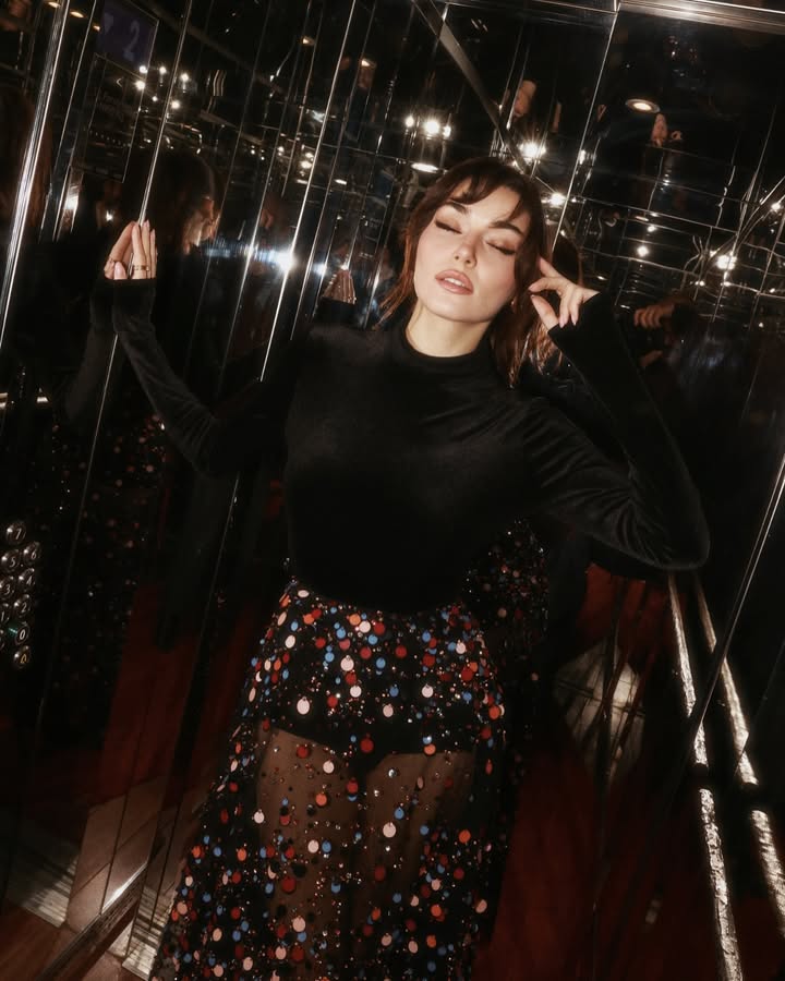 hande_latam's tweet photo. Hande en el evento de Elie Saab en Paris 🇲🇫🤍

• #Handemiyy • #HandeErçel • #Hande https://t.co/UzgWQaNCRS